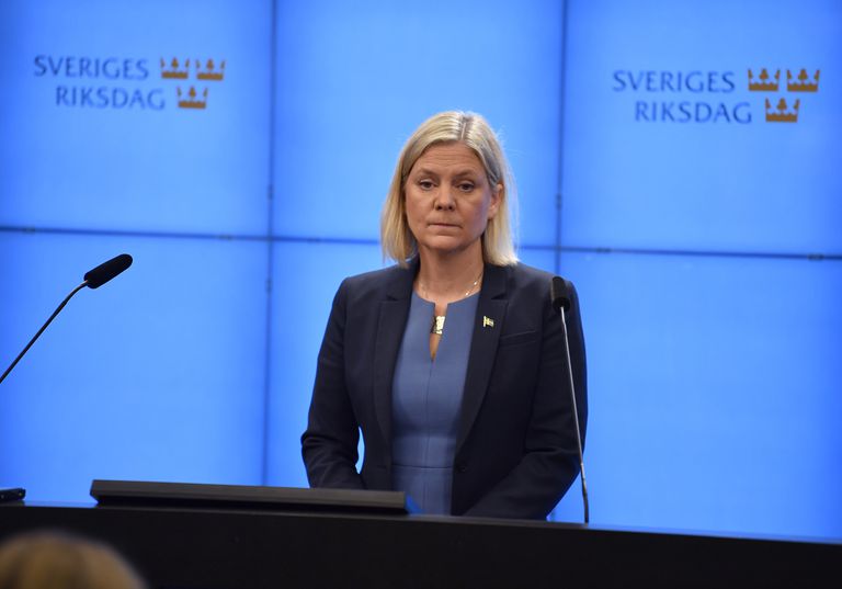 Magdalena Andersson, líder del Partido Socialdemócrata y recién nombrada primera ministra de Suecia, atiende una conferencia de prensa después de la votación por el presupuesto del gobierno en el Parlamento sueco, en Estocolmo, Suecia, el miércoles 24 de noviembre de 2021. (Pontus Lundahl/TT vía AP)