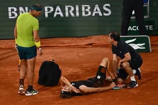 Zverev se fue en silla de ruedas y el gigante Nadal avanzó a otra final de Roland Garros
