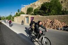 La documentalista estadounidense que rescata mujeres afganas a través del ciclismo