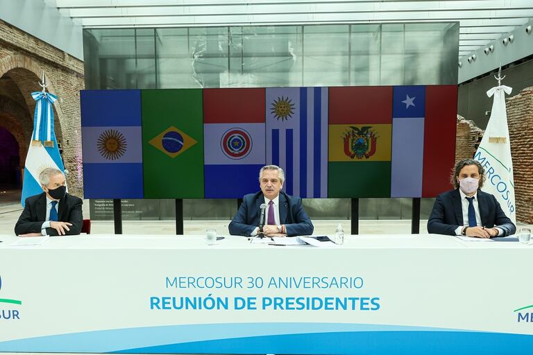 Felipe Solá, Alberto Fernández y Santiago Cafiero, en la cumbre del Mercosur
