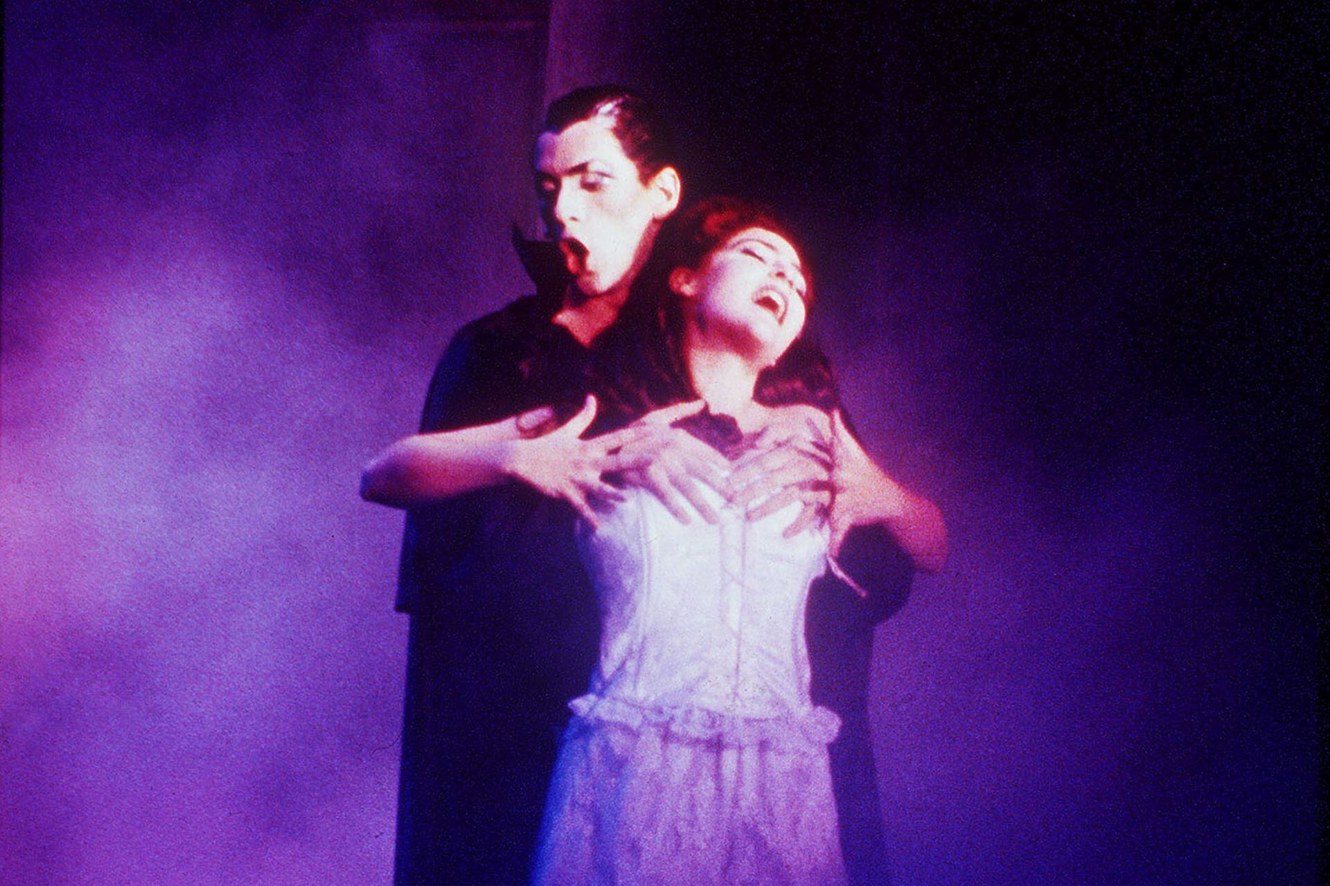 Paola Krum y Juan Rodó, en Drácula (1991)