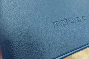 El Moto Edge 30 Fusion tiene una versión en azul con un acabado símil cuero muy agradable al tacto