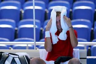 Tokio 2020: el ruso Daniil Medvedev logró superar al italiano Fabio Fognini en los 8vos de final, pero se quejó del calor. 