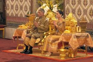 Los nuevos monarcas visitan la sala del trono en el Gran Palacio en Bangkok
