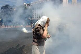 La Policía Federal arremetió con caballos y gases lacrimógenos contra un grupo de madres de Plaza de Mayo en la mañana del 20 