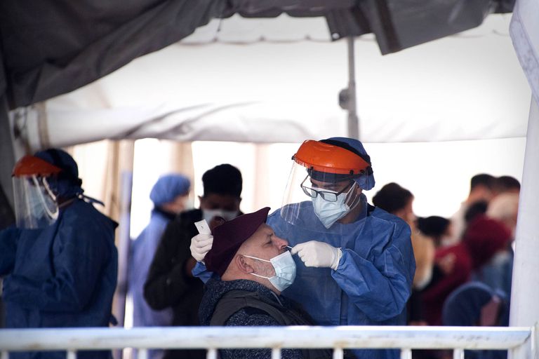 24 de mayo de 2021, Argentina, Córdoba Capital: un trabajador de la salud toma el hisopado de un hombre para la prueba de coronavirus (Covid-19). Foto: Daniel Bustos / ZUMA Wire / dpa