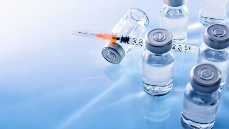 La vacuna rusa contra el coronavirus tiene como característica diferencial usar dos adenovirus distintos para generar la respuesta de anticuerpos; deben aplicarse dos dosis y generaría una inmunidad de dos años