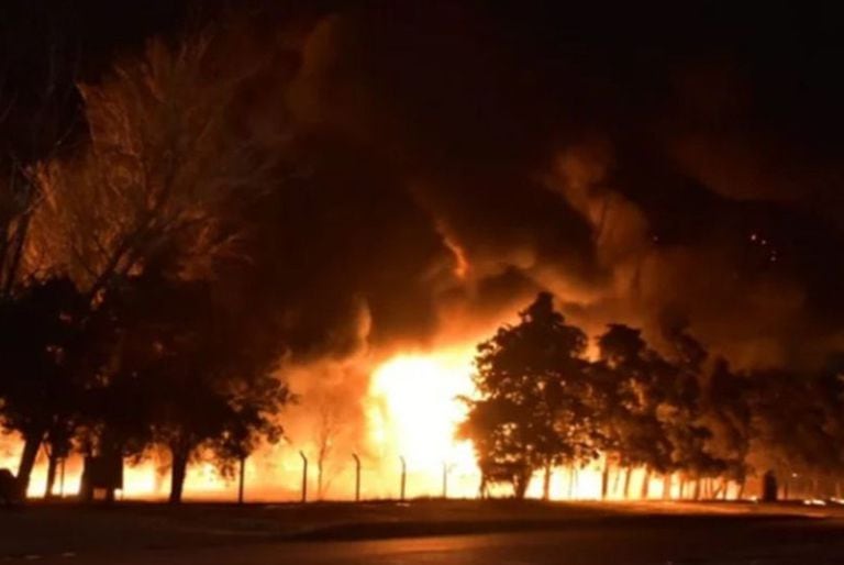 Voraz incendio y explosión en una fábrica de pinturas de San Luis