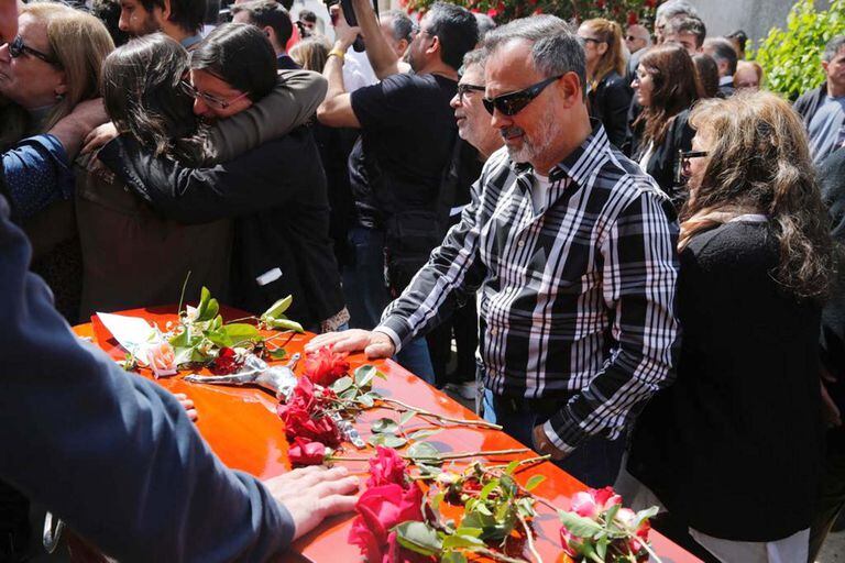 Flores, lágrimas y múltiples demostraciones de afecto en recuerdo del periodista