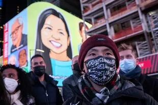 Una persona con una mascarilla con la leyenda "Basta de Odio a Asiáticos" asiste a una vigilia en memoria de Michelle Alyssa Go, víctima de un ataque en el metro 