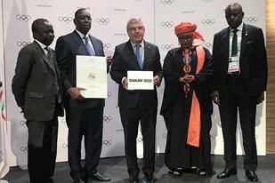 Macky Sall (segundo desde la izquierda), presidente de Senegal, y el alemán Thomas Bach (tercero), máximo directivo del Comité Olímpico Internacional, anunciaron la postergación de Dakar 2022 para 2026, lo cual dejará sin Juegos Olímpicos de la Juventud a muchos deportistas; la Argentina iba a envia