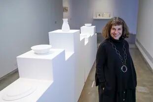 Alicia Herrero y sus esculturas de enseres domésticos a la manera de Giorgio Morandi en el Museo Sívori
