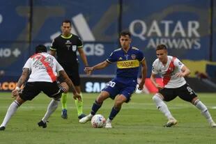 Gonzalo Maroni domina la pelota durante el superclásico entre Boca Juniors y River Plate