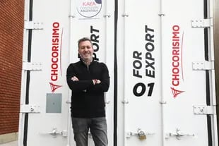 Frente a un container, Esteban está orgulloso de que su empresa comience este año a exportar a nuevos países y piensa que la Argentina debería generar el contexto para facilitar las exportaciones
