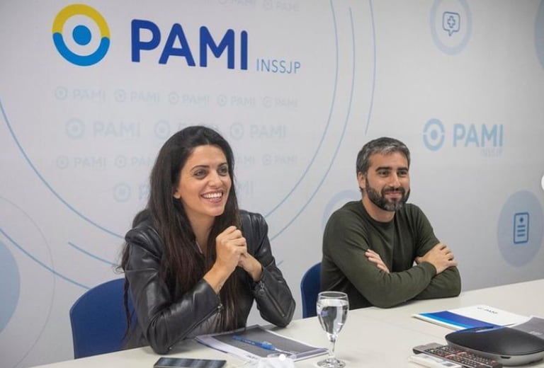 Luana Volnovich y Martín Rodríguez, en un acto de gestión en el PAMI; ahora están en el Caribe