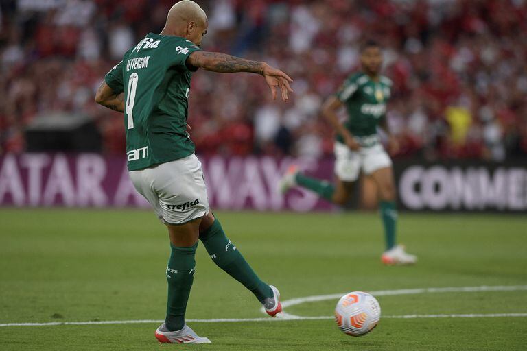 Deyverson aprovechó un error de Andreas Pereira y convierte de zurda el gol del título de Palmeiras.