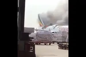 Video impactante: un avión se prendió fuego en el aeropuerto de Shanghai
