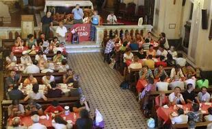 El tradicional almuerzo que la Iglesia ofrece a indigentes, ayer, en la parroquia Nuestra Señora del Carmen, en Rodríguez Peña y Córdoba