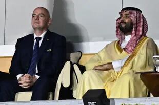 Mohammed Bin-Salman, príncipe heredero de la corona saudí, junto a Gianni Infantino, presidente de la FIFA