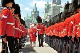 La Reina pasa revista a una guardia de honor fuera del Parlamento canadiense después de llegar a Ottawa para asistir a las celebraciones del  Día de Canadá, en 2010.
 
