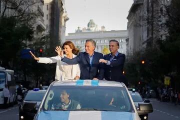 Juliana Awada, Mauricio Macri y Miguel Pichetto al arribar en auto a la Marcha del Millón