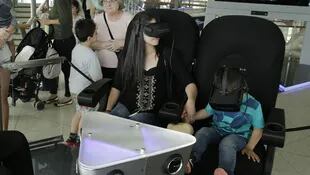 Los chicos disfrutan de la realidad virtual